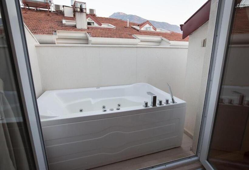 Люкс Вид на Сад, The Pinehill Hotel & Suites