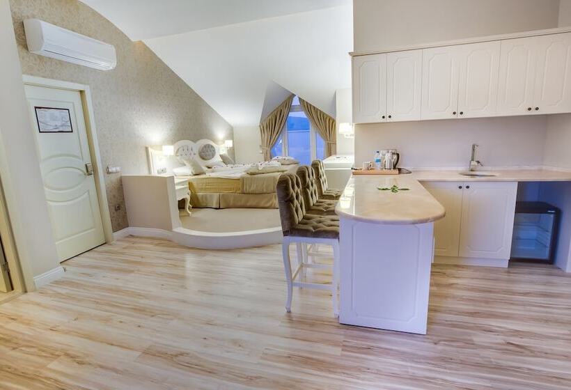 Президентский Люкс, The Pinehill Hotel & Suites