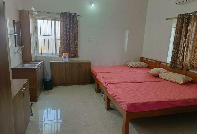 חדר קלאסי לשלושה, Sri Lakshmi Residency