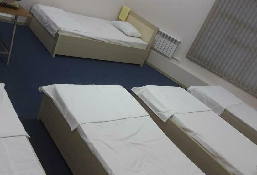 חדר משפחתי, Nastarin