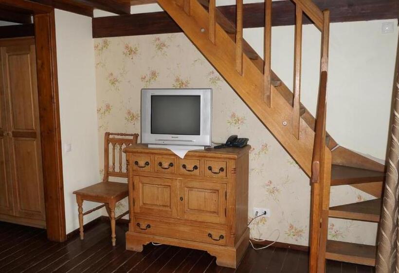 Quarto Triplo Estandar com Sacada, Pensiunea Medieval