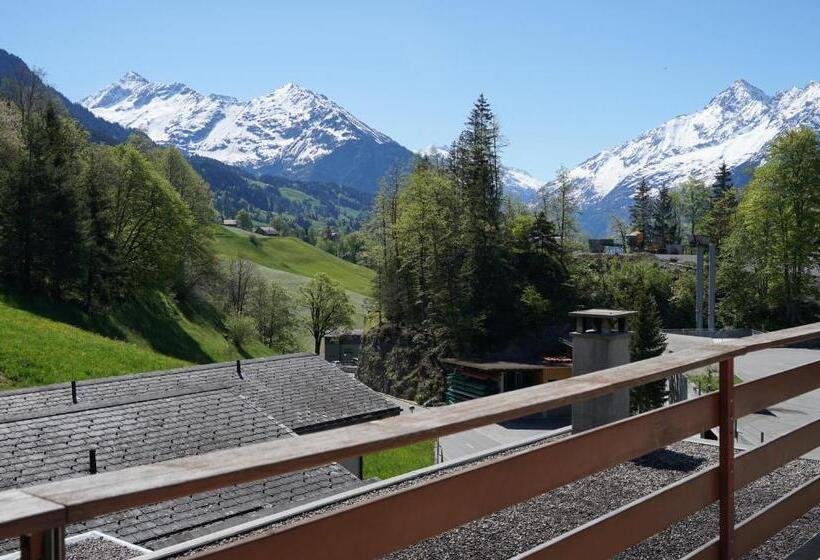 חדר משפחתי, Twing