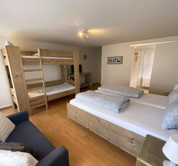 חדר משפחתי, Twing