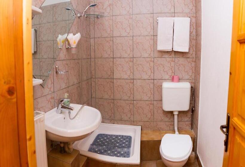 标准三人间, Rem's Pension