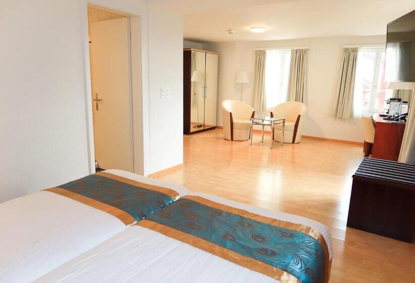 סוויטה עם מרפסת, Swiss Hotel La Couronne