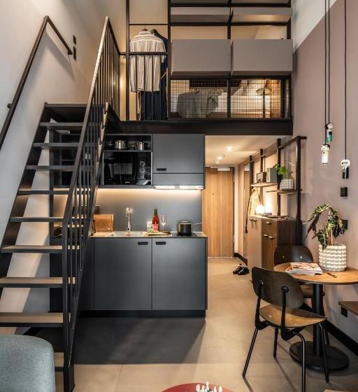 اتاق دوبلکس, Revo Munich