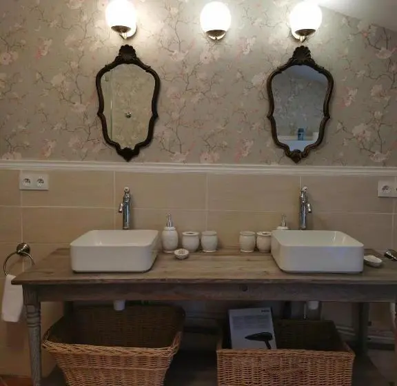 Deluxe-villa 1 Makuuhuone, 1560  Domaine Des Cinq Jardins  A Magical And Authentic Mansion
