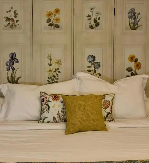 Perhesviitti, 1560  Domaine Des Cinq Jardins  A Magical And Authentic Mansion