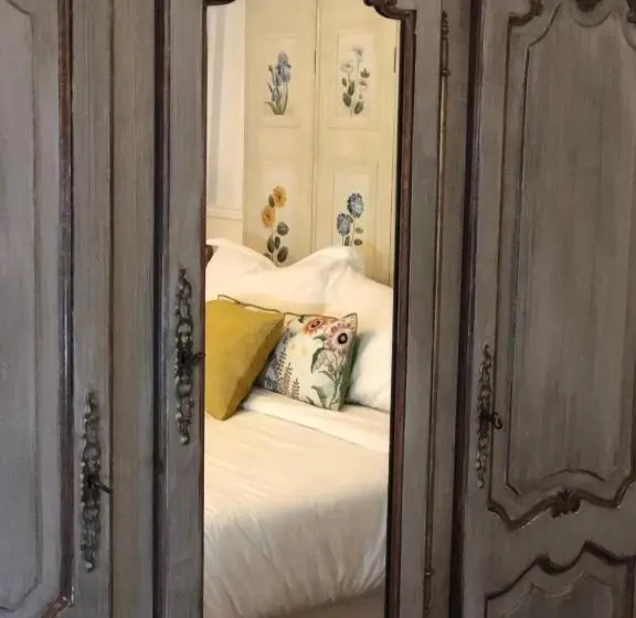 Perhesviitti, 1560  Domaine Des Cinq Jardins  A Magical And Authentic Mansion