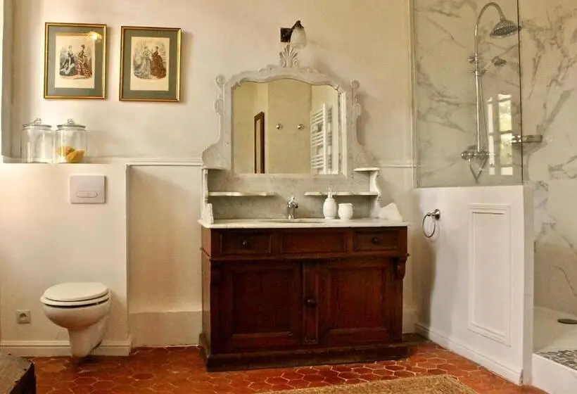 Sviitti, 1560  Domaine Des Cinq Jardins  A Magical And Authentic Mansion