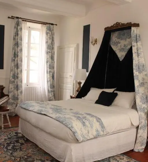 Sviitti, 1560  Domaine Des Cinq Jardins  A Magical And Authentic Mansion