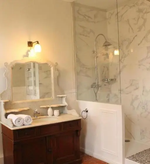 Sviitti, 1560  Domaine Des Cinq Jardins  A Magical And Authentic Mansion