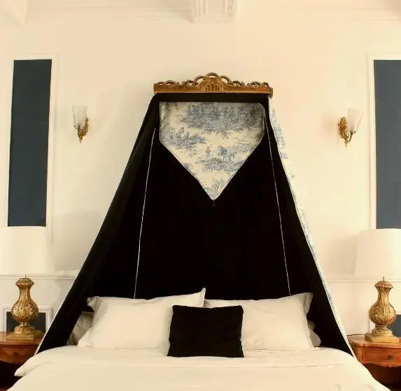 Sviitti, 1560  Domaine Des Cinq Jardins  A Magical And Authentic Mansion