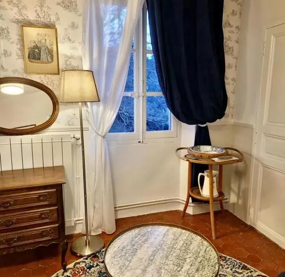 Economy-huone, 1560  Domaine Des Cinq Jardins  A Magical And Authentic Mansion