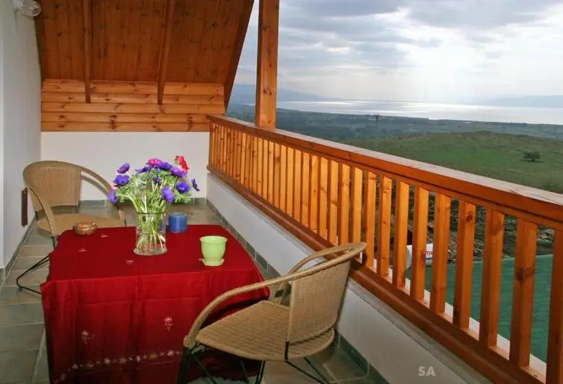 Suite with lake view, אניצ ה