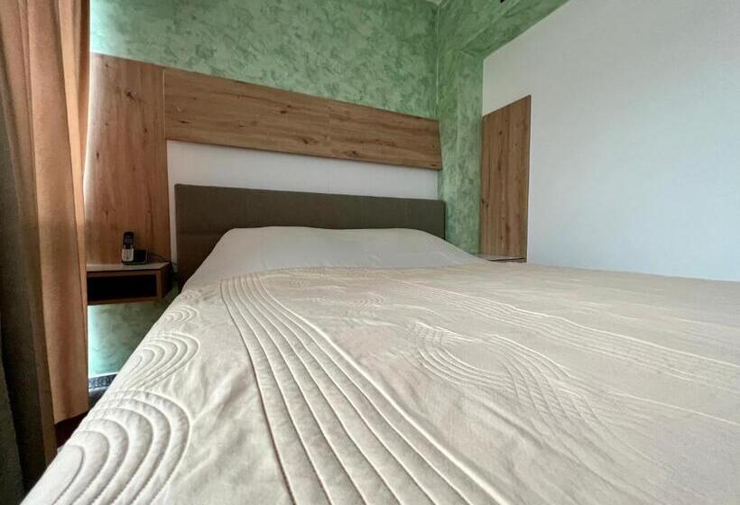 اتاق استاندارد با تخت بزرگ, Brkic