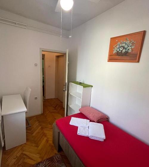 اتاق استاندارد یک تخته با سرویس بهداشتی مشترک, House365