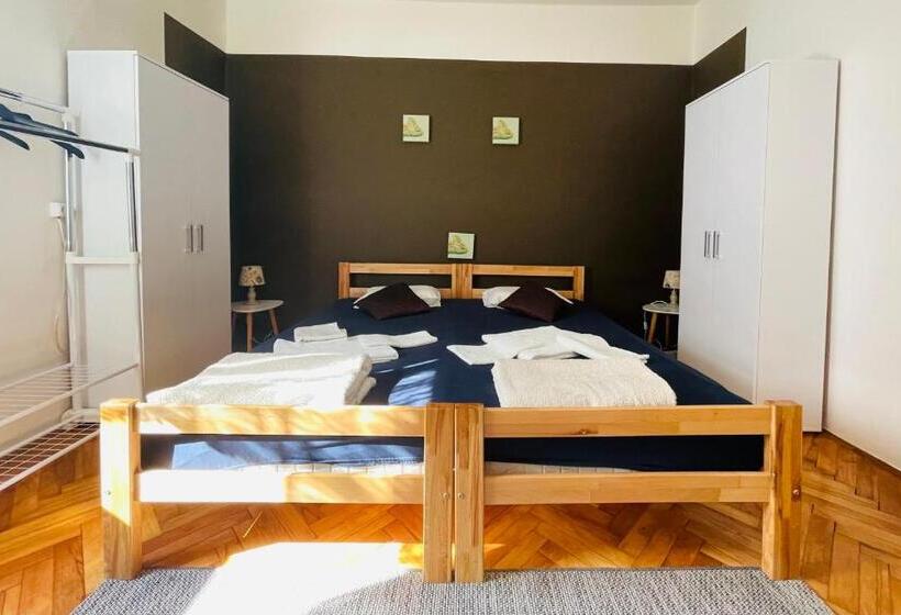 اتاق استاندارد با سرویس بهداشتی مشترک, House365