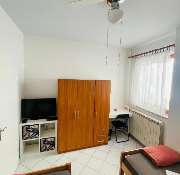 اتاق استاندارد با سرویس بهداشتی مشترک, House365