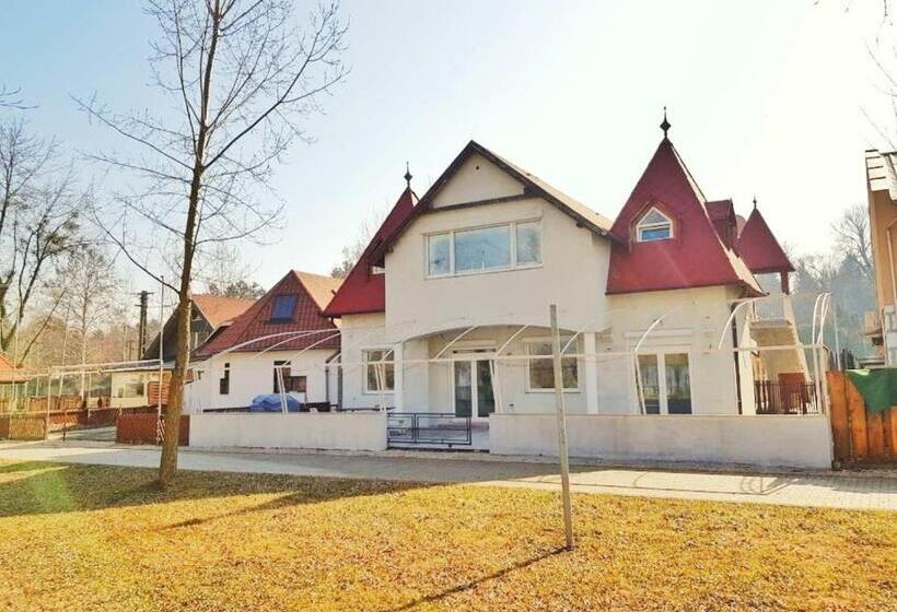 Дом 3 Спальни, Stég Stúdió Stb.