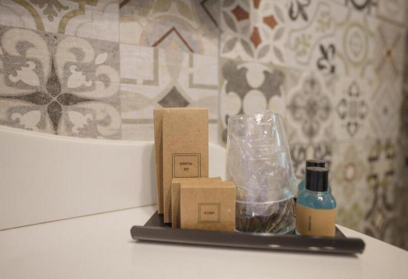 اتاق لوکس با بالکن و چشم‌انداز دریا, Ajuga Luxury Boutique B&b