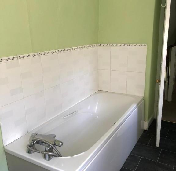 이코노미 룸, The Victorian House