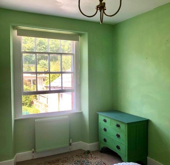 이코노미 룸, The Victorian House