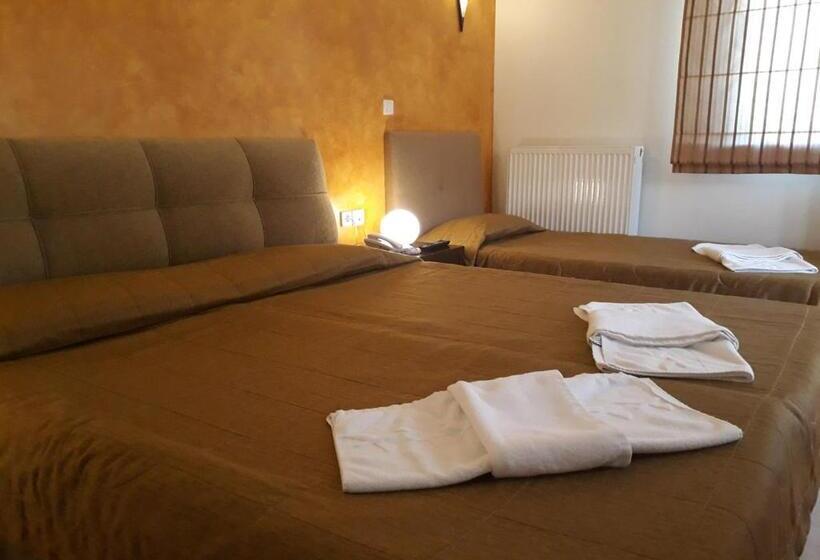 חדר סטנדרט לשלושה עם טרסה, Ahilion