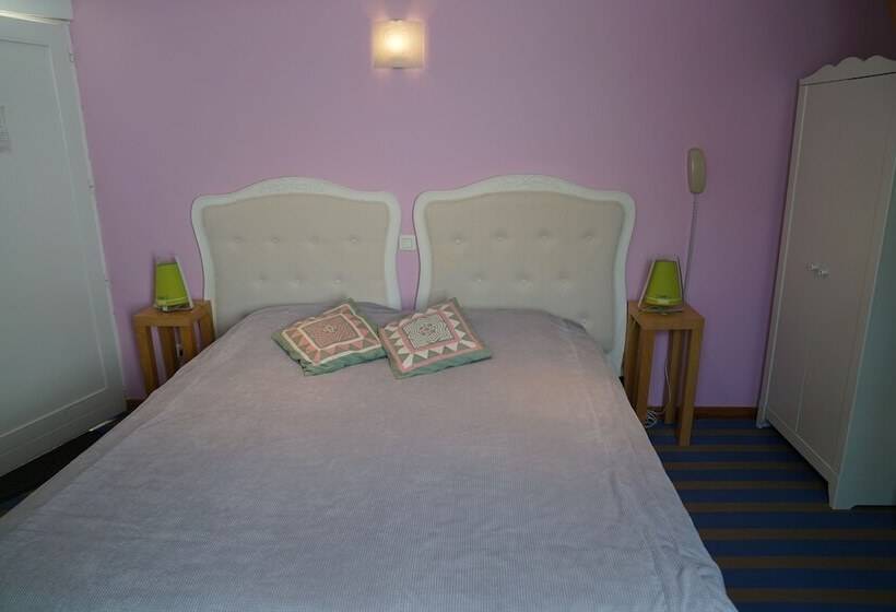 Номер Стандарт Трехместный, Hôtel Restaurant Le Mûrier De Viels   Grand Figeac