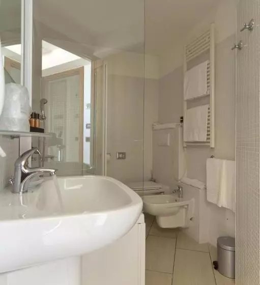 Suite with lake view, La Locanda