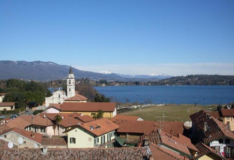 Suite with lake view, La Locanda