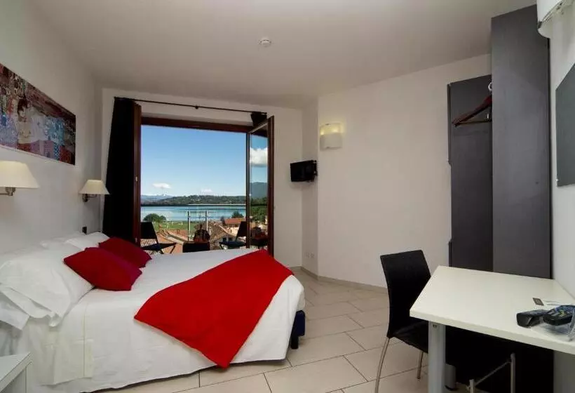 Suite with lake view, La Locanda