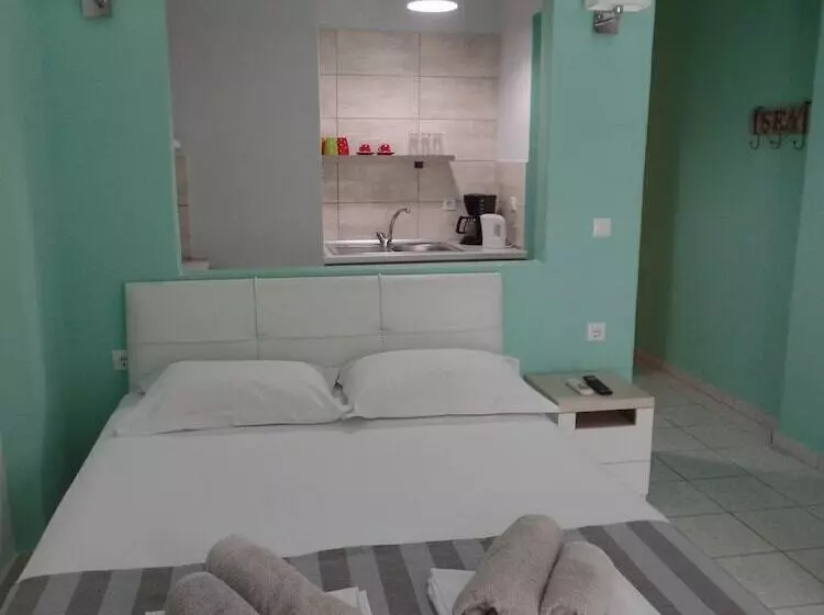 Perhehuone, Ouzas Luxury