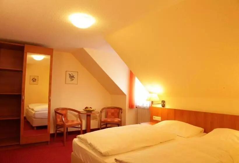 Standard Triple Room, Restaurant Zum Kirschbaum