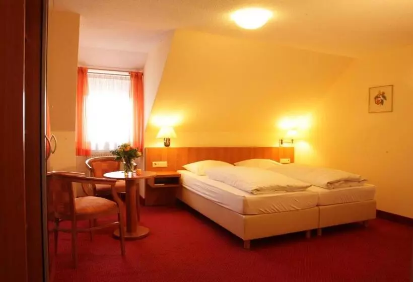 Standard Quadruple Room, Restaurant Zum Kirschbaum
