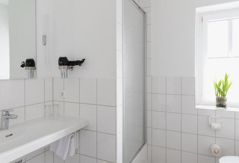 Номер Стандарт, Tiemanns Boardinghouse