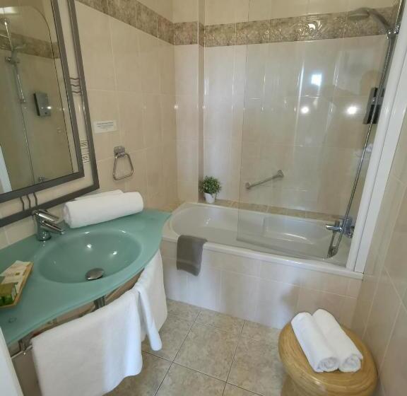 חדר משפחתי נוף לגינה, Logis Hotel Le Relais De La Poste Restaurant Le Fil Du Temps