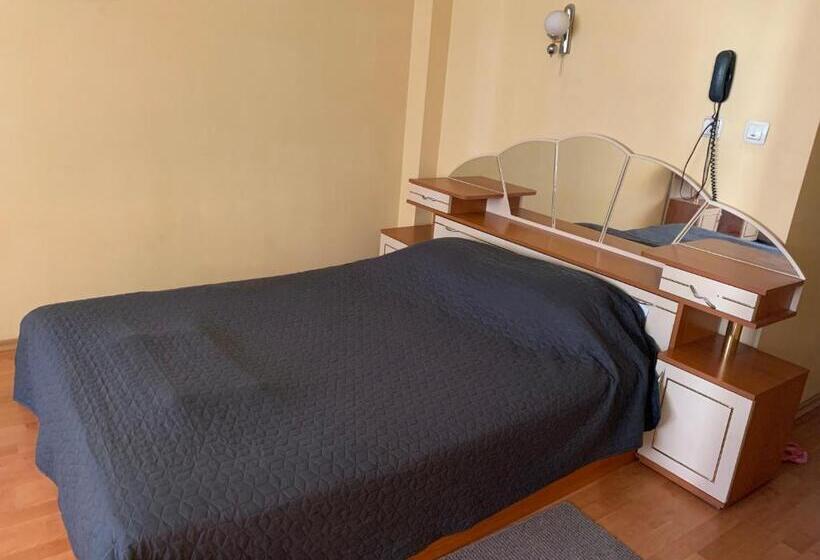 غرفة عائلية, Rade 2