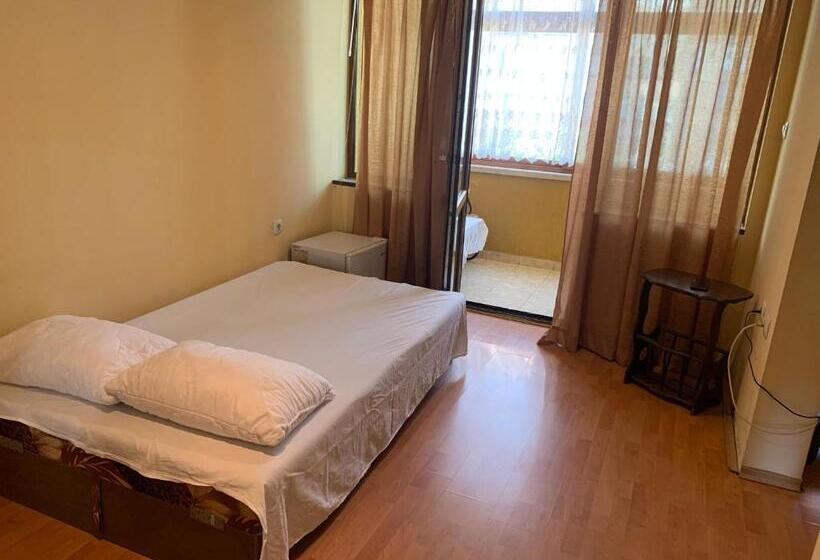 غرفة عائلية, Rade 2