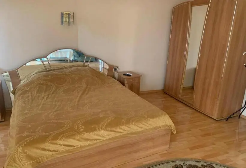 Deluxe Zimmer, Rade 2