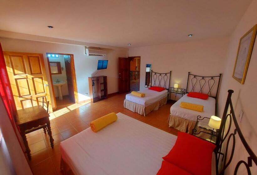 اتاق استاندارد چهارنفره با بالکن, Hostal Lolita S Boutique