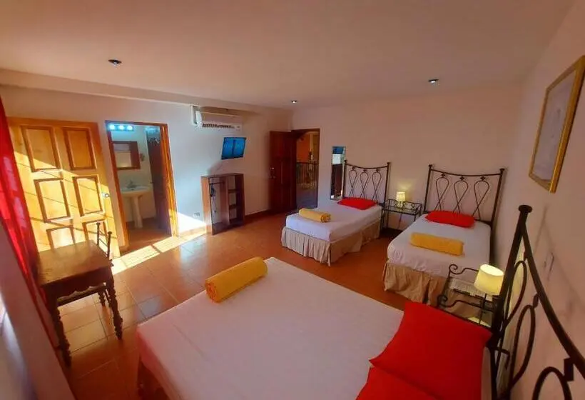 اتاق استاندارد چهارنفره با بالکن, Hostal Lolas Boutique