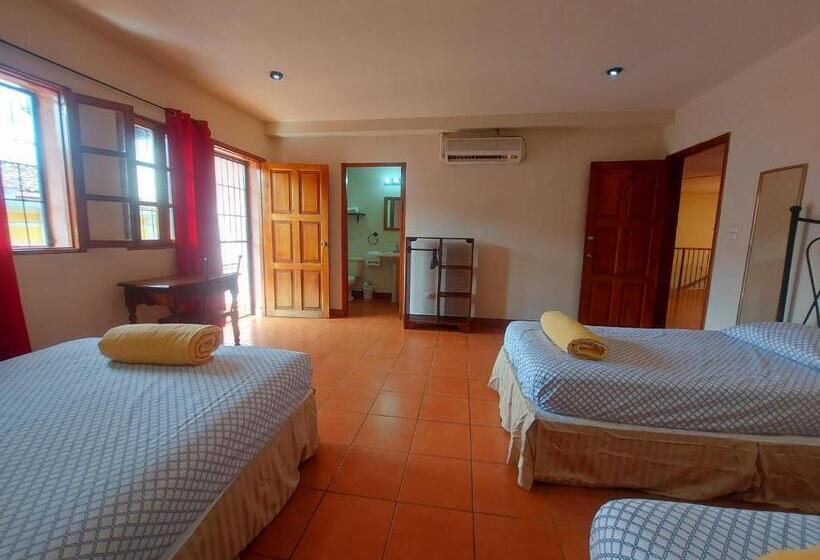 اتاق استاندارد چهارنفره با بالکن, Hostal Lolita S Boutique