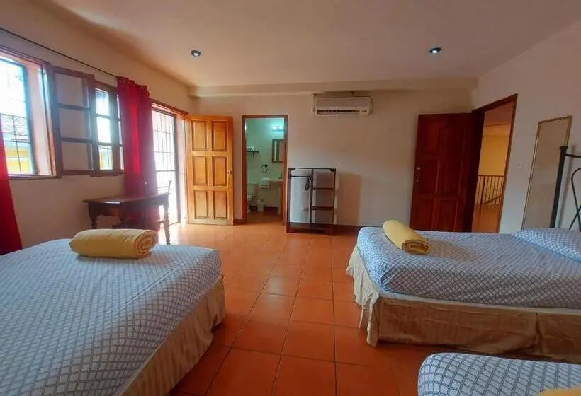 اتاق استاندارد چهارنفره با بالکن, Hostal Lolas Boutique