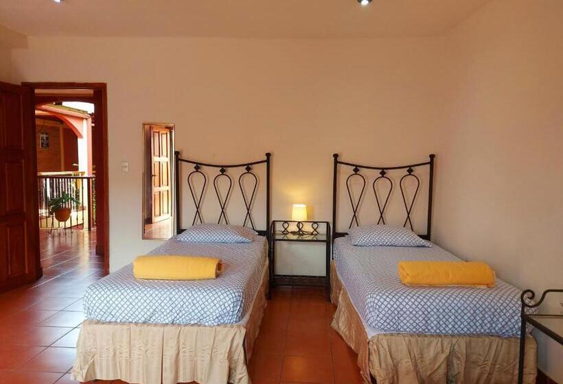 اتاق استاندارد چهارنفره با بالکن, Hostal Lolita S Boutique