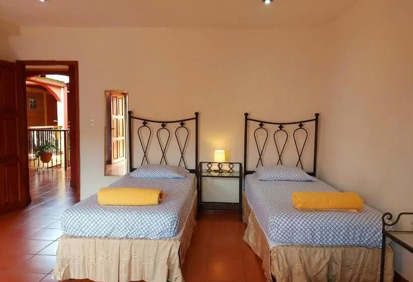 اتاق استاندارد چهارنفره با بالکن, Hostal Lolas Boutique