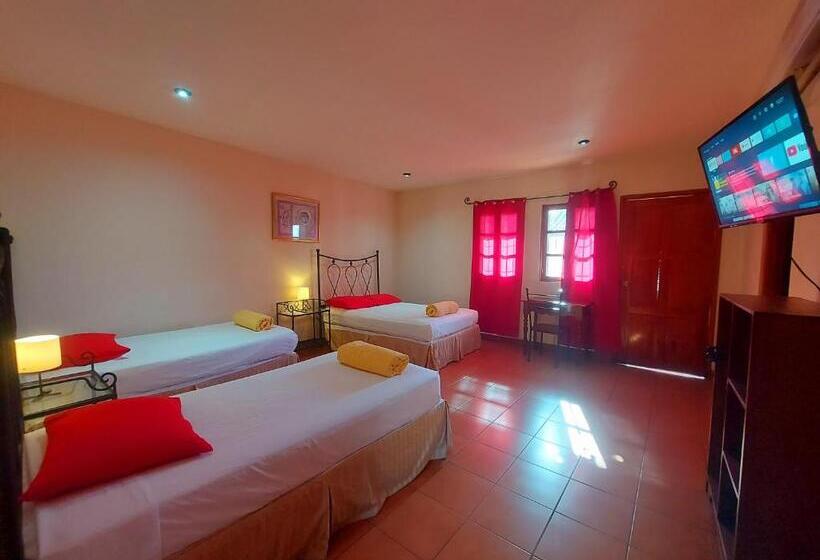 اتاق استاندارد چهارنفره با بالکن, Hostal Lolita S Boutique