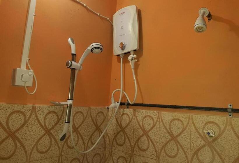 スタンダードトリプルルームの外観-バスルーム, Dive Beach Palace