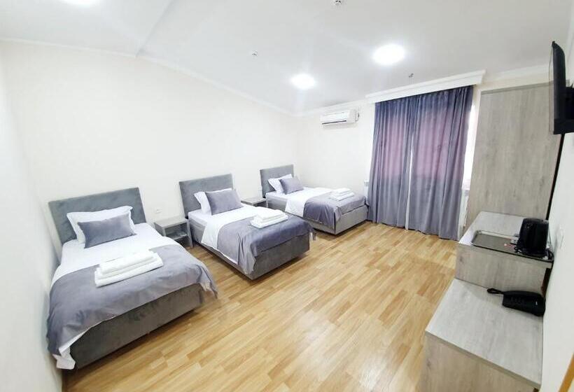 חדר סטנדרט לשלושה עם מרפסת, Shosh Boutique