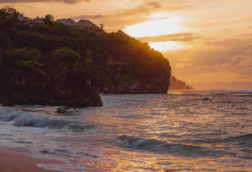 스위트 킹사이즈 침대, Legends Beachfront Resort